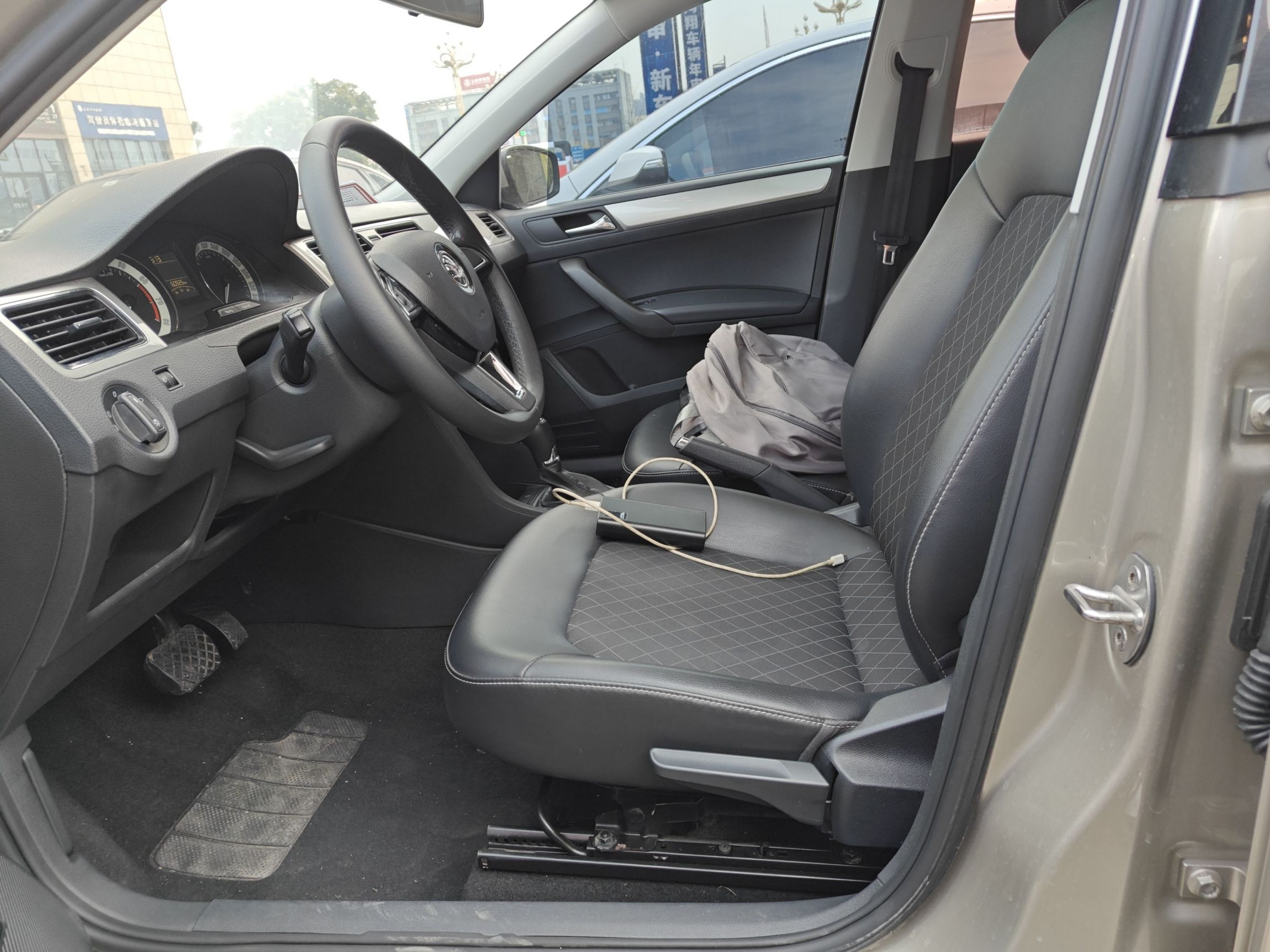 Переднее сиденье в автомобиле