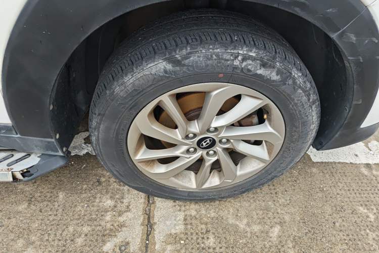 Used Hyundai Tucson 2018 1.6T Dual-Clutch Two-Wheel Drive 15th Anniversary Special Edition Right Front Wheel Hub