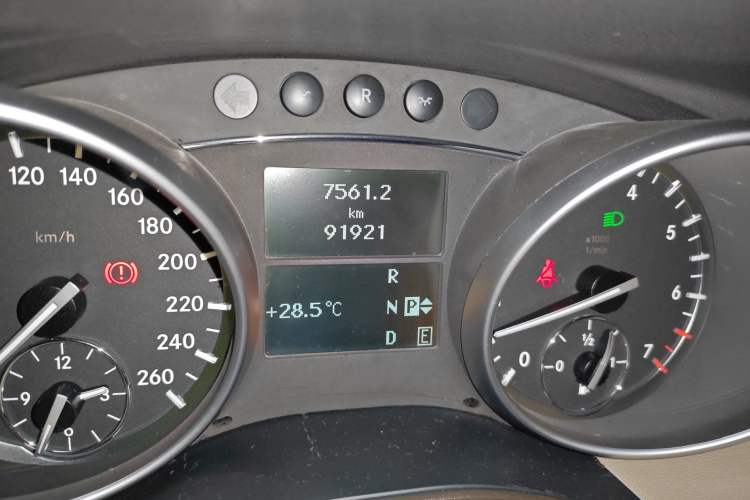 Used Mercedes-Benz R-Class 2014 R 400 4MATIC Business Model Odometer Close Up