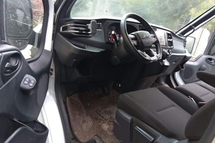 Used JMC Fushun 2023 2.0T Automatic Short-Wheelbase Low-Roof Commercial Van 2/3 Seats with Dual-Opening Tailgate