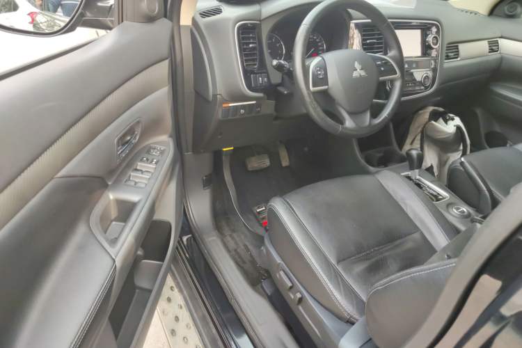 Used Mitsubishi Outlander 2014 2.4L 4x4 Deluxe Value Edition 7 Seats
