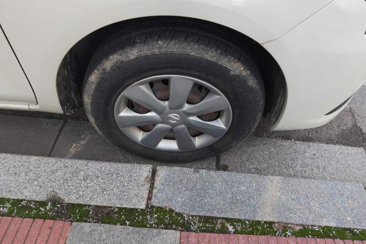 Used Nissan Sunny 2014 1.5XE CVT Comfort Edition Right Front Wheel Hub