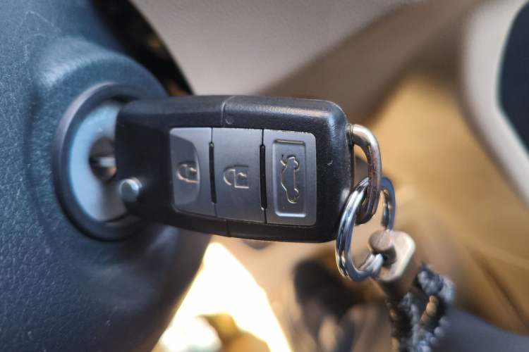 Used FAW Yingzhi 737 2016 1.5L CVT Luxury Navigation Edition Vehicle Key