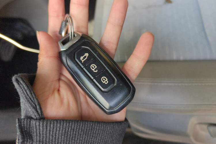 Used Ford Transit 2023 2.0T Diesel Automatic Commercial & Travel Version Mid-axle Low-roof Design 7/8/9-Seater