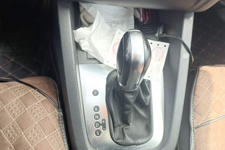Used Volkswagen Sagitar 2014 1.6L Automatic Comfort Model Gear Lever