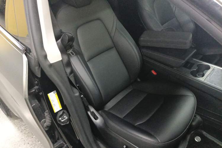 Used Tesla Model Y 2023 Long-Range All-Wheel-Drive Version Right Front Seat