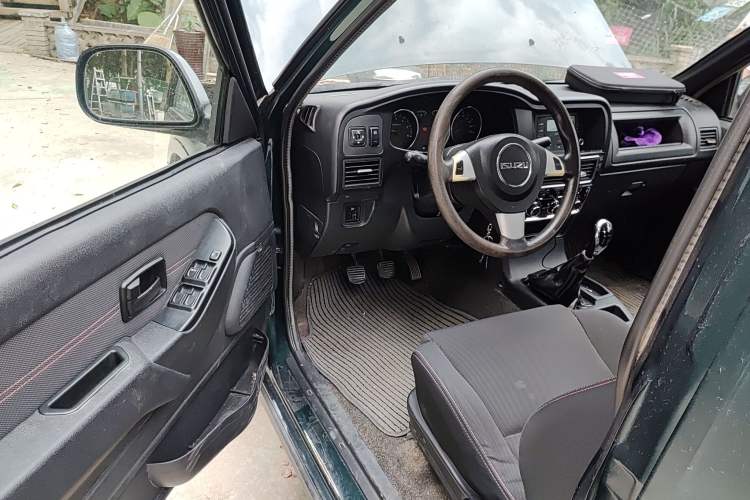 Used Isuzu Pickup 2009 2.8T Two-Wheel-Drive Base Pickup Truck with 4JB1-TCT Engine
