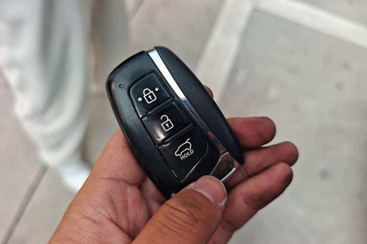 Used Hyundai Santa Fe 2015 2.4L Automatic Two-Wheel Drive Smart Version 5 Seats
