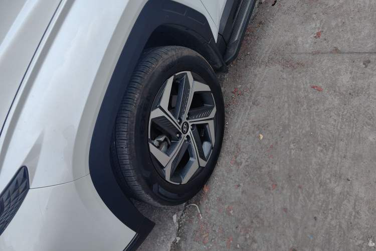 Used Hyundai Tucson 2023 Tucson L 1.5T Automatic Two-Wheel Drive DLX Luxury Edition Left Front Wheel Hub