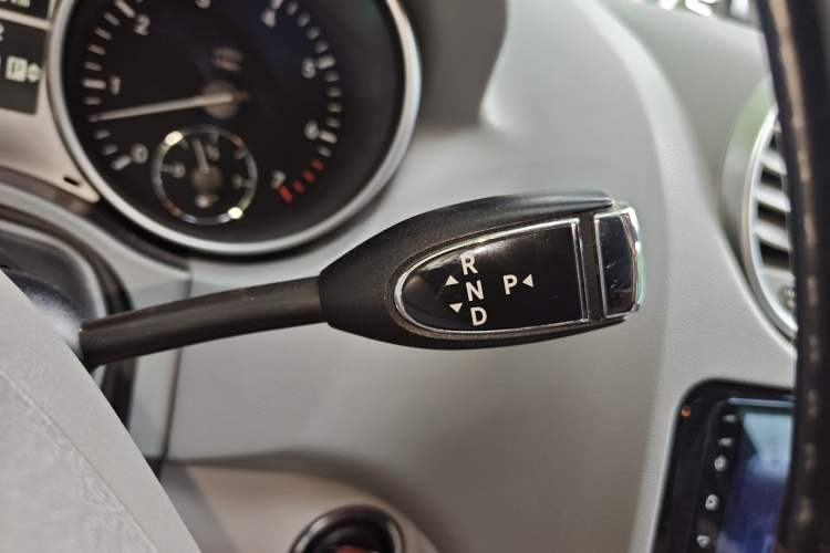 Used Mercedes-Benz M-Class 2010 ML 300 4MATIC Gear Lever