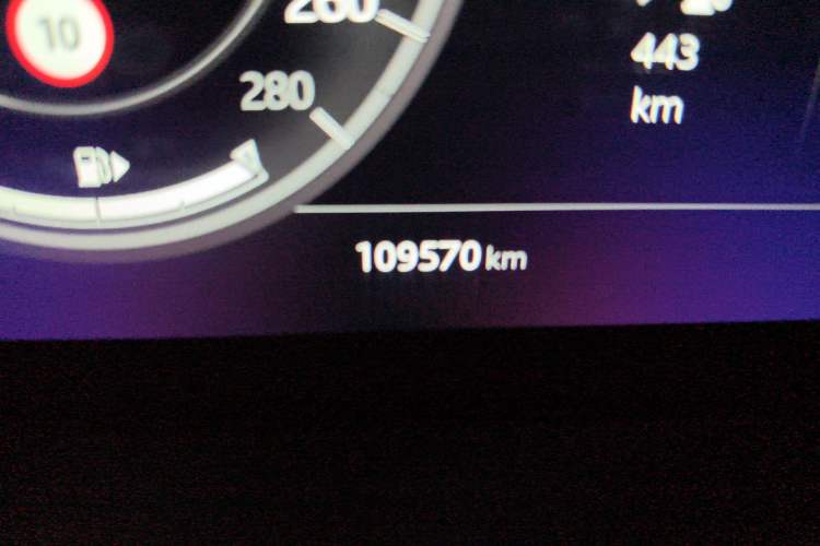 Used Land Rover Discovery Sport 2021 249 PS R-Dynamic SE Performance Tech Edition 5 Seats Odometer Close Up