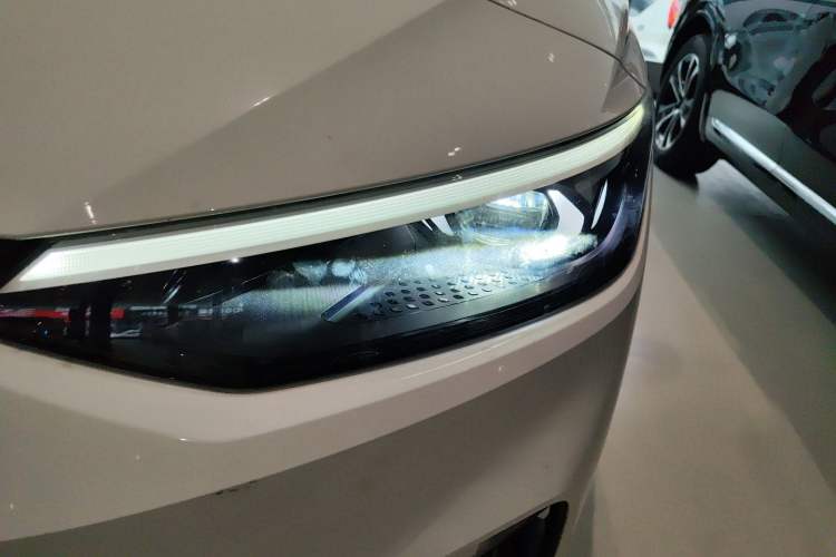 Used Volkswagen ID.7 VIZZION 2024 AIR model Left Front Headlight