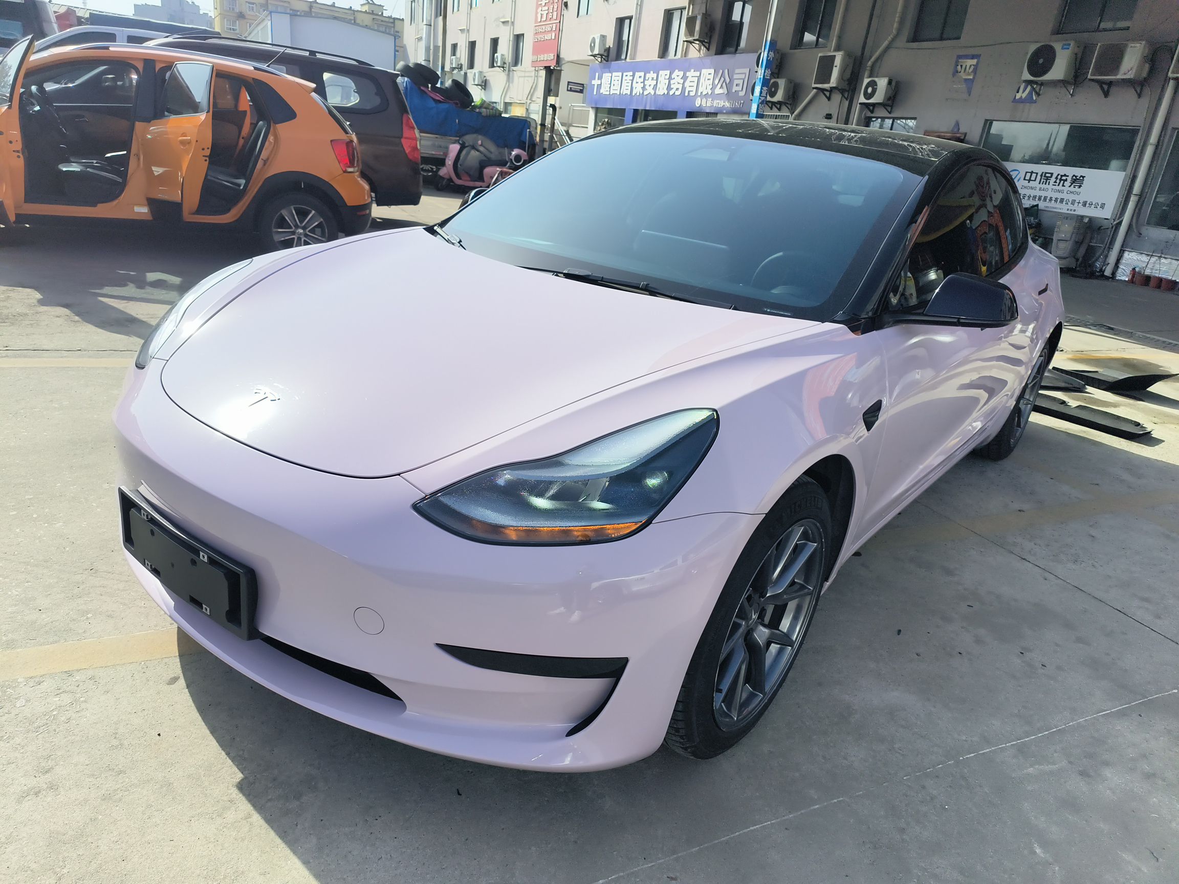 تحت مقدمة السيارة