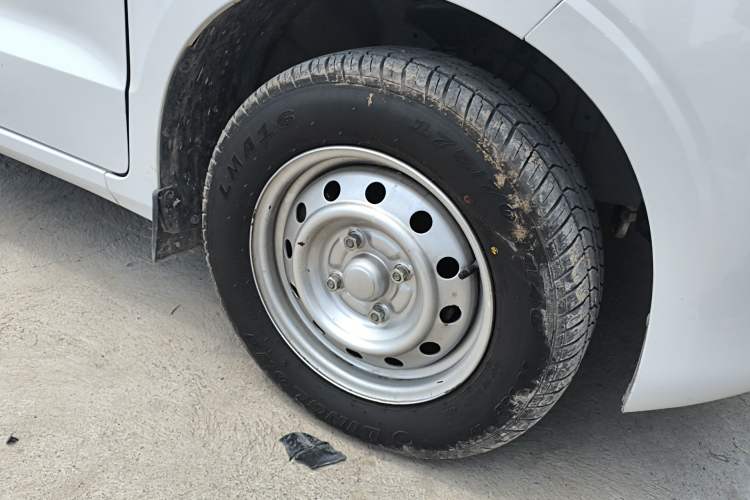 Used Wuling Hongguang V 2022 1.5L Jingqu Edition Electric-Assist LAR Right Front Wheel Hub