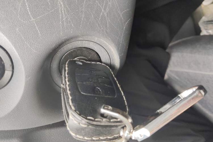 Used Wuling Yangguang 2024 300KM Comfort Version Passenger Van 75kW
