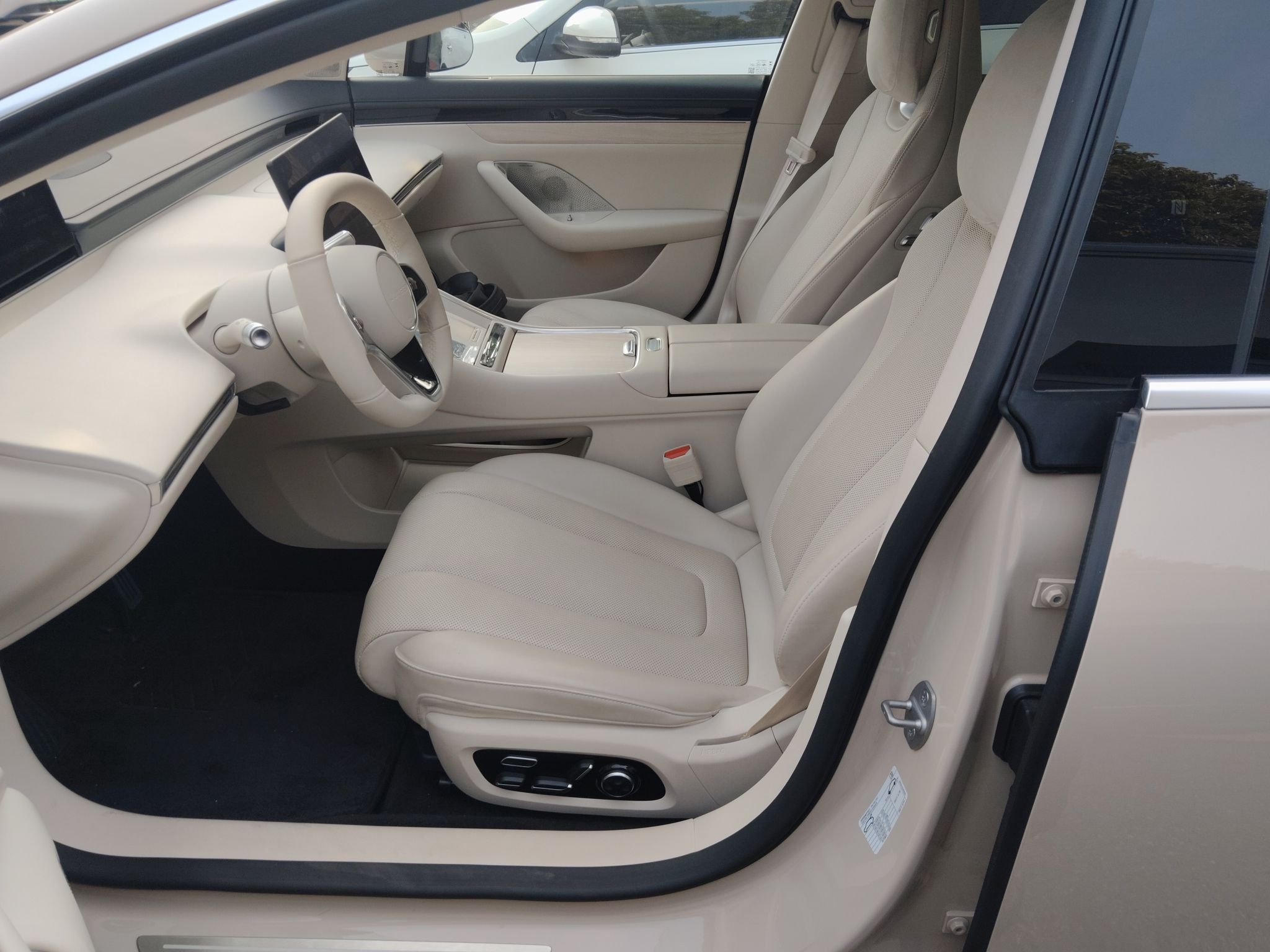 Переднее сиденье в автомобиле