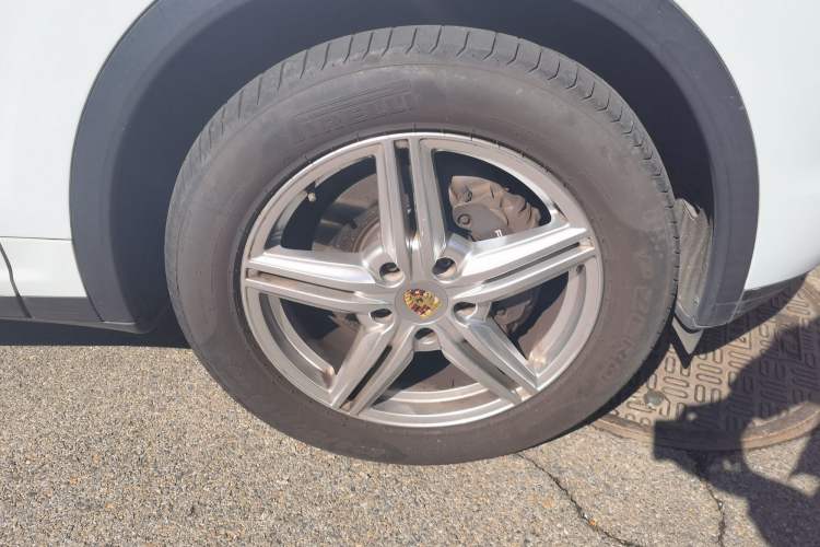 Used Porsche Cayenne 2014 Cayenne Platinum Edition 3.0T Right Front Wheel Hub