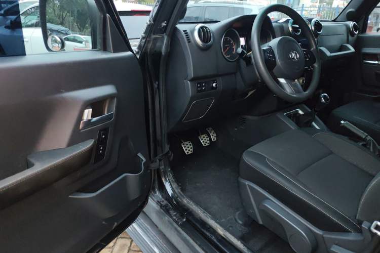 Used BAIC Off-Road BJ40 2016 40L 2.0T Manual Two-Wheel Drive Luxury Edition