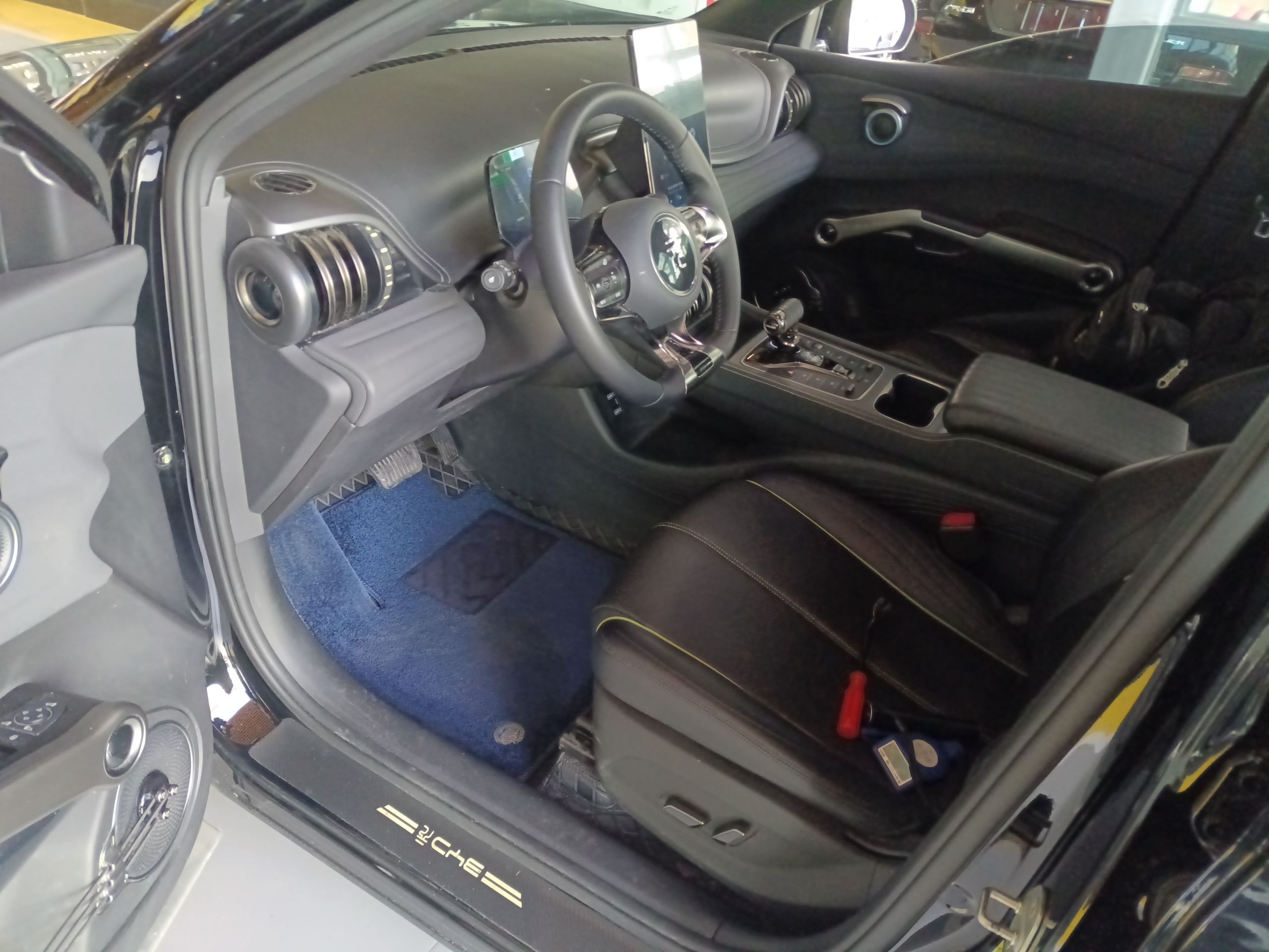 المقاعد الأمامية داخل السيارة