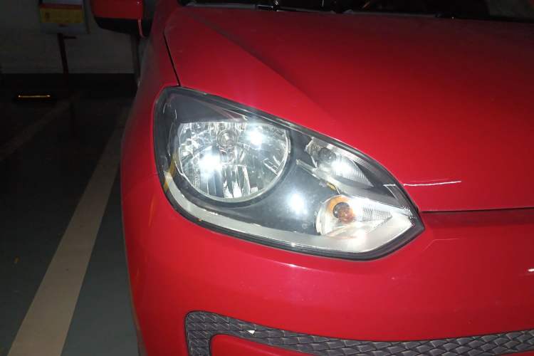 Used Volkswagen up! 2015 1.0L move up! Right Front Headlight