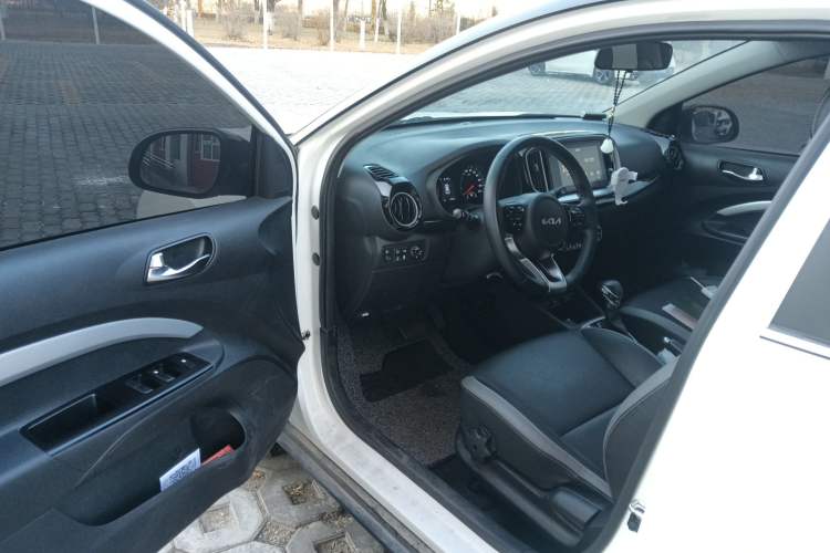 Used Kia kx1 Stonic 2021 1.4L CVT Sunroof Model
