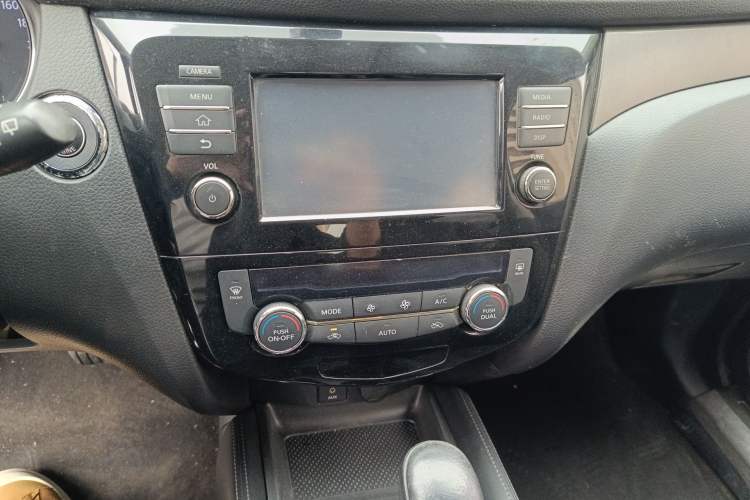 Used Nissan X-Trail 2015 2.0L CVT Comfort MAX Edition 2WD Audio And AC Panel