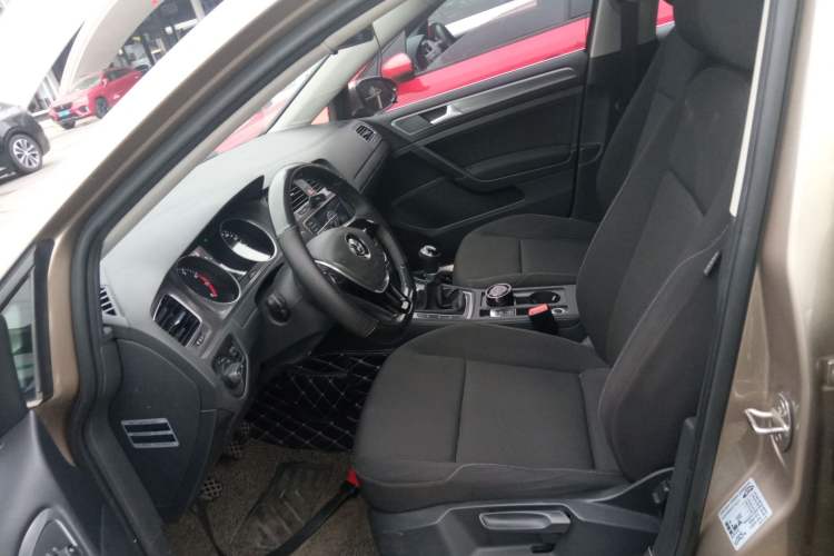 Used Volkswagen Golf 2015 1.6L Manual Fashion Edition
