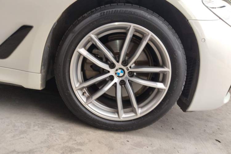 Used BMW 5 Series 2019 525Li M Sport Package Right Front Wheel Hub