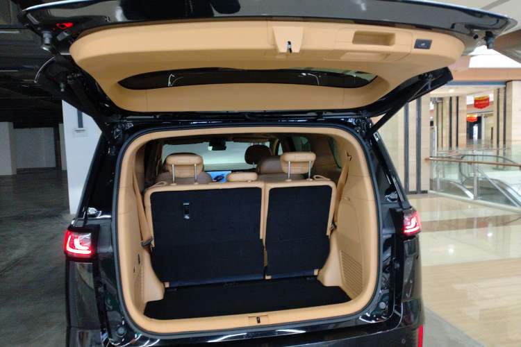 Used VOYAH Dream 2025 EV Four-Wheel Drive Flagship Kunpeng Edition
