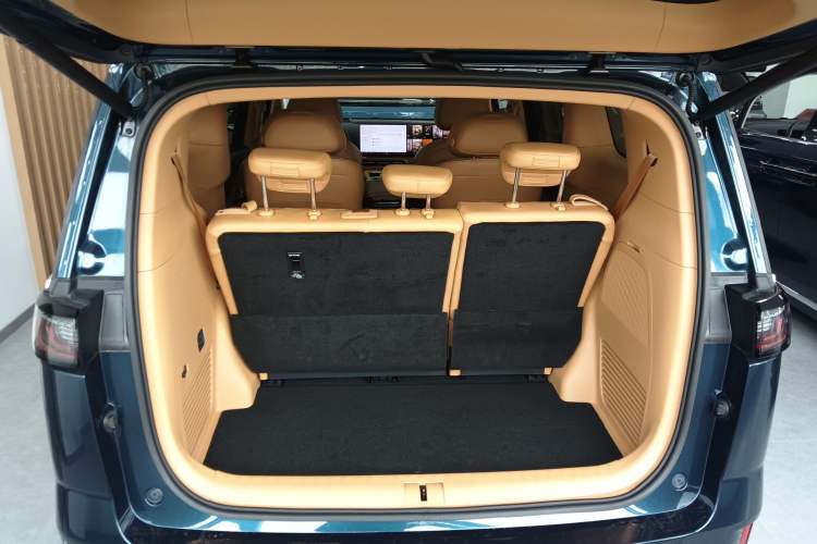 Used VOYAH Dream 2025 PHEV Four-Wheel-Drive Flagship Kunpeng Edition Trunk