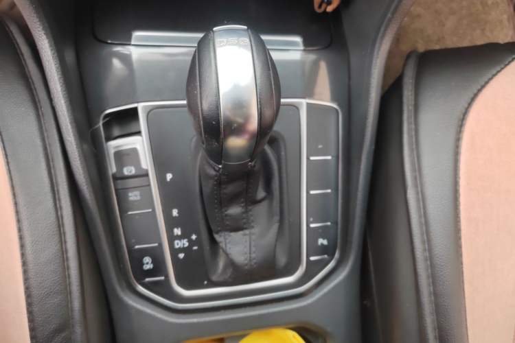 Used Volkswagen Golf Sportsvan 2018 230TSI Automatic Trend Edition Gear Lever