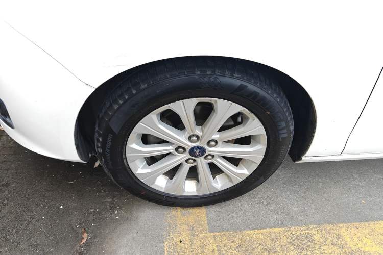 Used Ford Escort 2015 1.5L Automatic Fashion Model Exterior 2