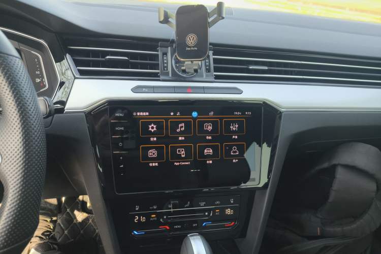 Used Volkswagen Magotan 2023 2 Million Units Commemorative Edition 330TSI DSG Luxury Version Audio And AC Panel