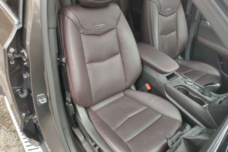 Used Cadillac XT6 2020 28T Six-Seater Four-Wheel-Drive Luxury Version Right Front Seat