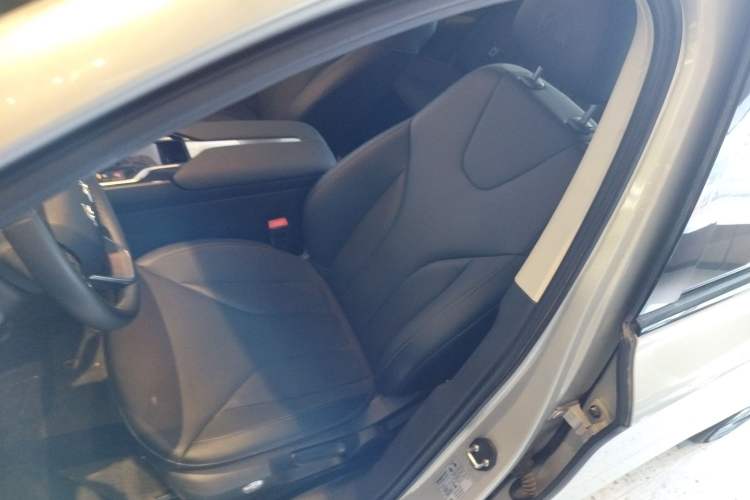 Used Hongqi E-QM5 2022 431 km Charge & Enjoy Edition