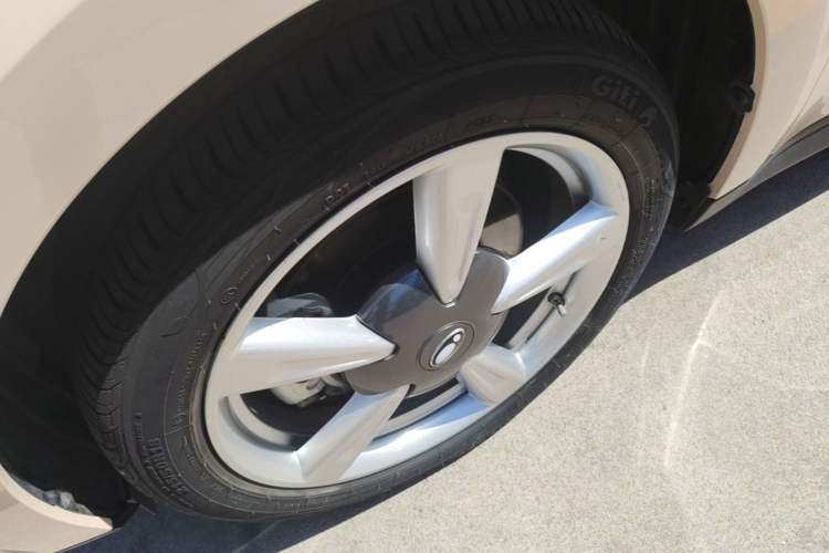 Used ORA Good Cat 2022 Morandi Edition 400km Standard Range Premium Version Lithium-Ion Battery Left Front Wheel Hub