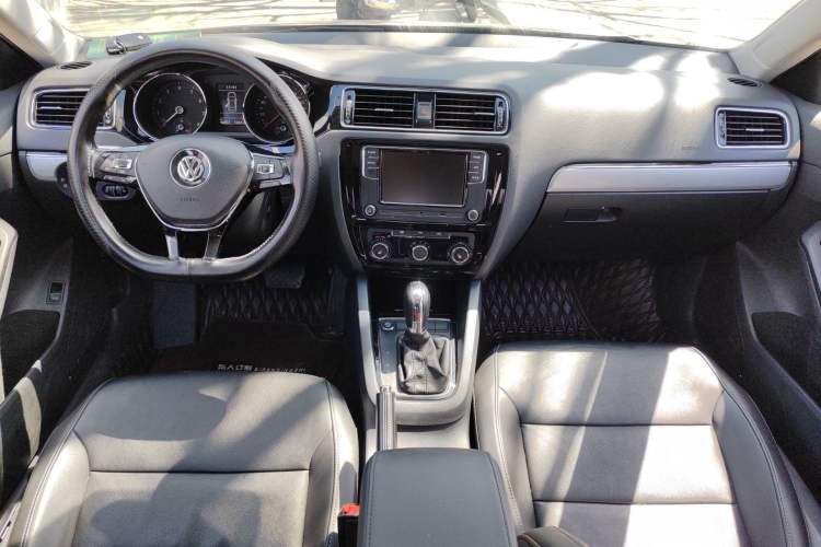 Used Volkswagen Sagitar 2018 180TSI DSG Prestige Edition Center Console