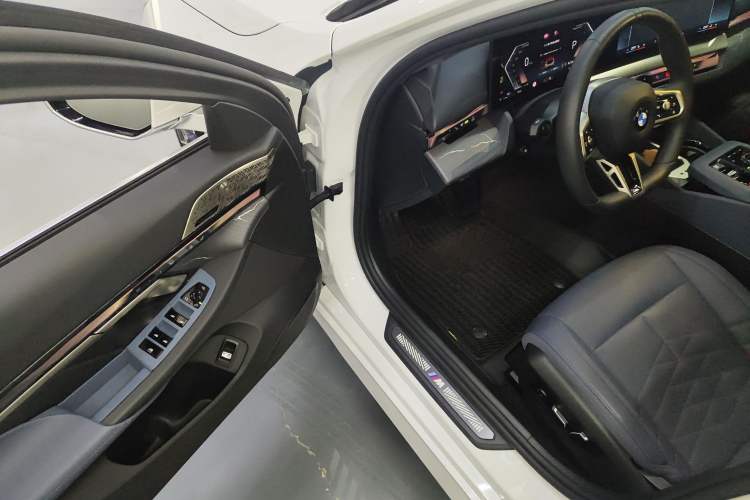 Used BMW 5 Series 2024 530Li Luxury Edition M Sport Package Driver Seat