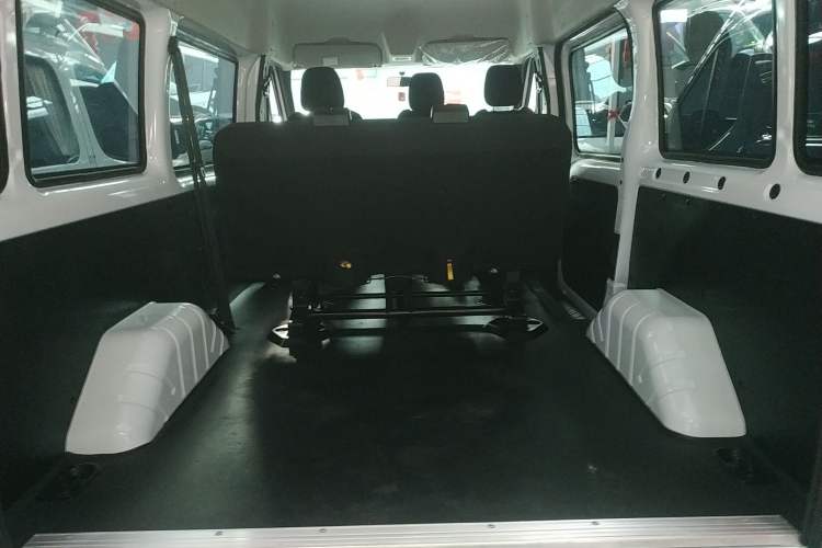 Used JMC Fushun 2023 2.0T Automatic Short-Wheelbase Mid-Top Commercial Multi-Purpose 6-Seater Passenger Vehicle
