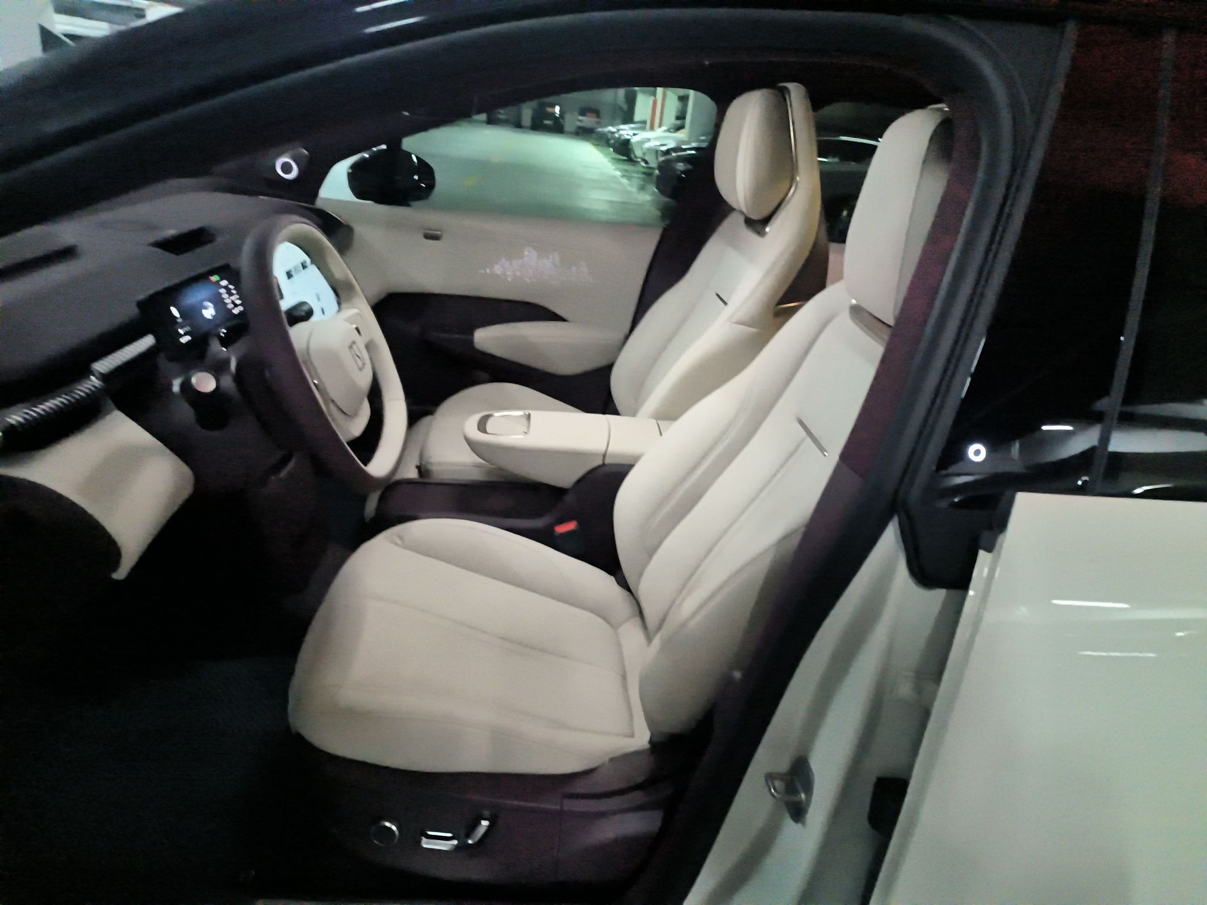 المقاعد الأمامية داخل السيارة