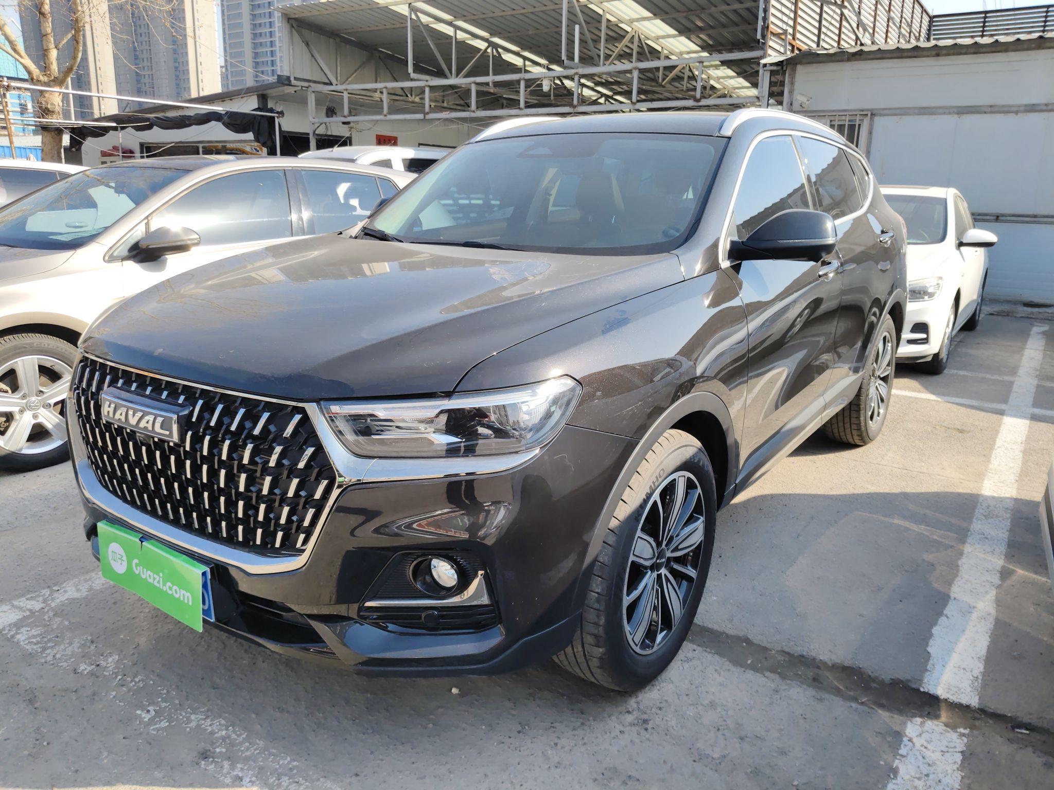 Под передней частью автомобиля