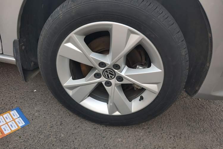 Used Volkswagen Bora 2015 Zhuihui Edition 1.6L Manual Comfort Model Right Front Wheel Hub