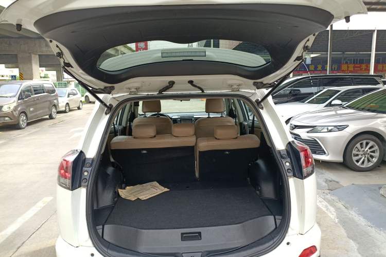 Used Toyota RAV4 2016 2.0L CVT Two-Wheel Drive Fashion Edition China V Standard
