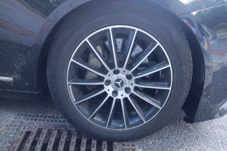 Used Mercedes-Benz S-Class 2006 S 300 Right Front Wheel Hub