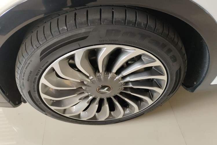 Used VOYAH FREE 2021 Four-Wheel Drive Standard Range-Extended Exclusive Luxury Package Left Front Wheel Hub