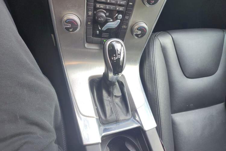 Used Volvo S60 2015 S60L 2.0T Zhiyuan Edition
