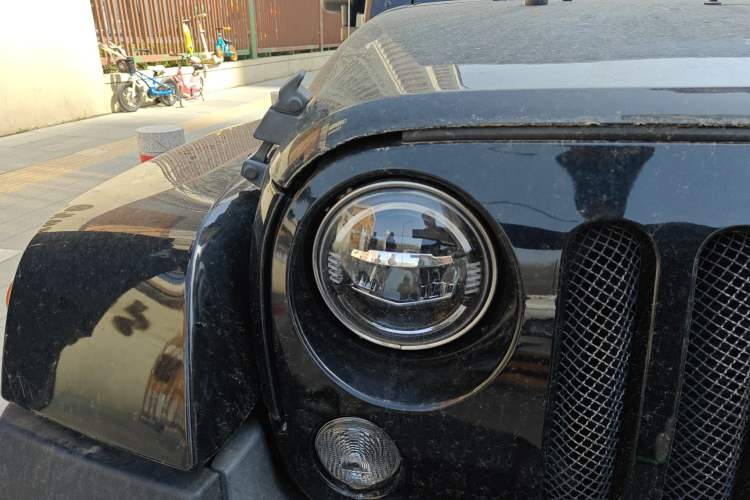 Used Jeep Wrangler 2014 3.0L Sahara Four-Door Edition Right Front Headlight