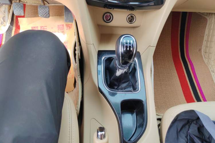 Used Baojun 730 2016 1.5L Manual Comfort Version 7 Seats China V Emission Standard Gear Lever