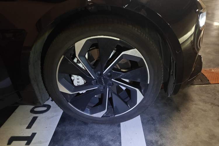 Used Zeekr 001 2022 Ultra-Long Range Dual-Motor YOU Version Right Front Wheel Hub