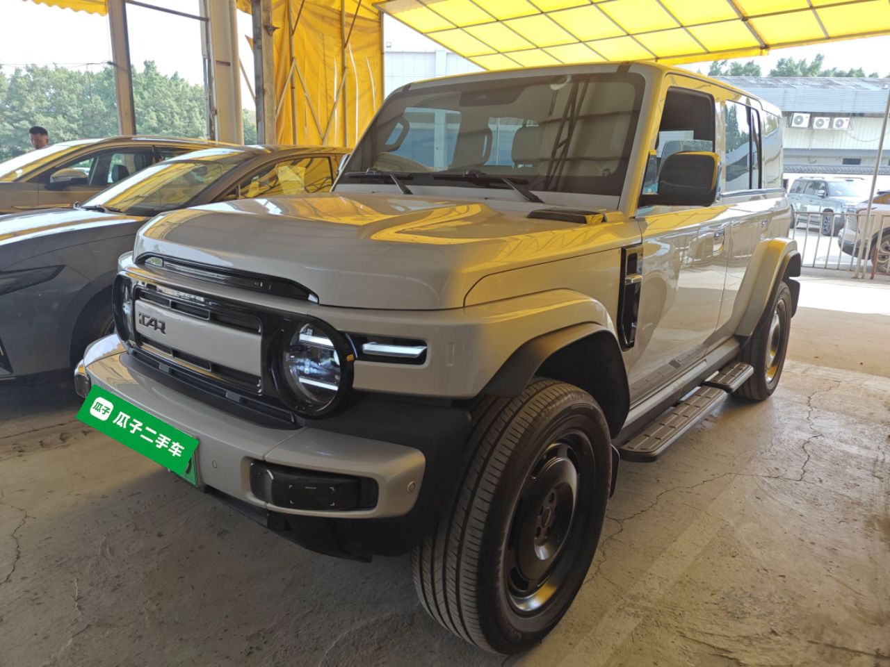 تحت مقدمة السيارة